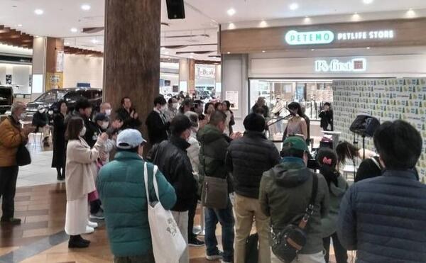 レイクタウンmoriでのライブに足を止めて聴き入る人々