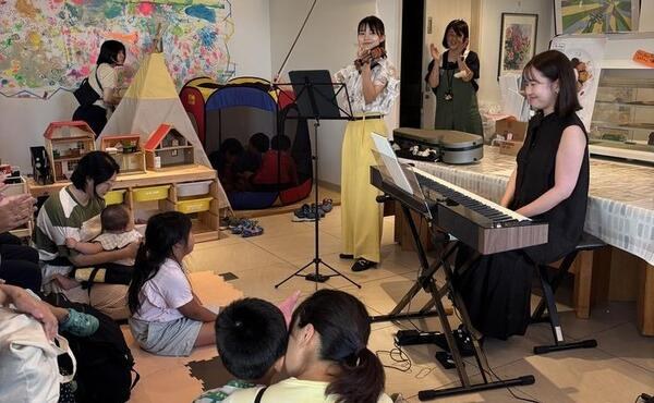 子どもたちの居場所で、ヴァイオリンとピアノの演奏を間近で聴く親子