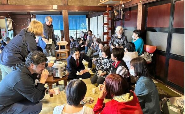 能登でのライブ後、地域の方々と車座になって言葉を交わす様子